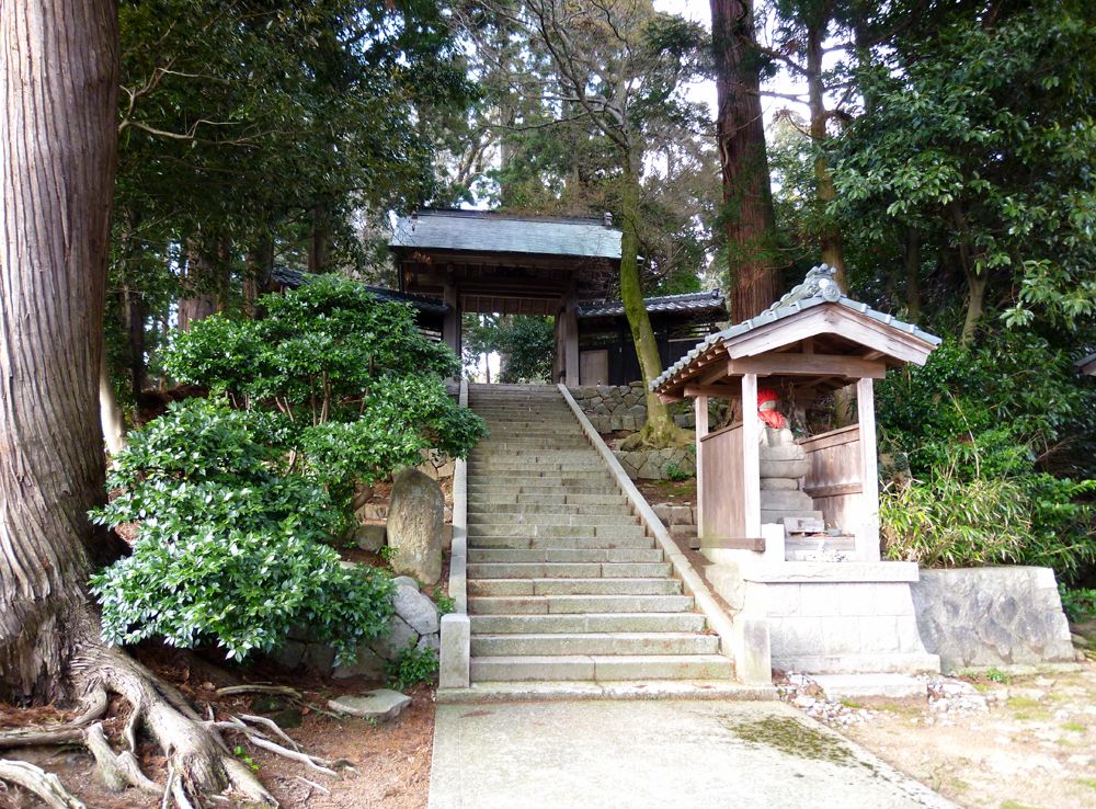 観音寺 石段と鐘楼